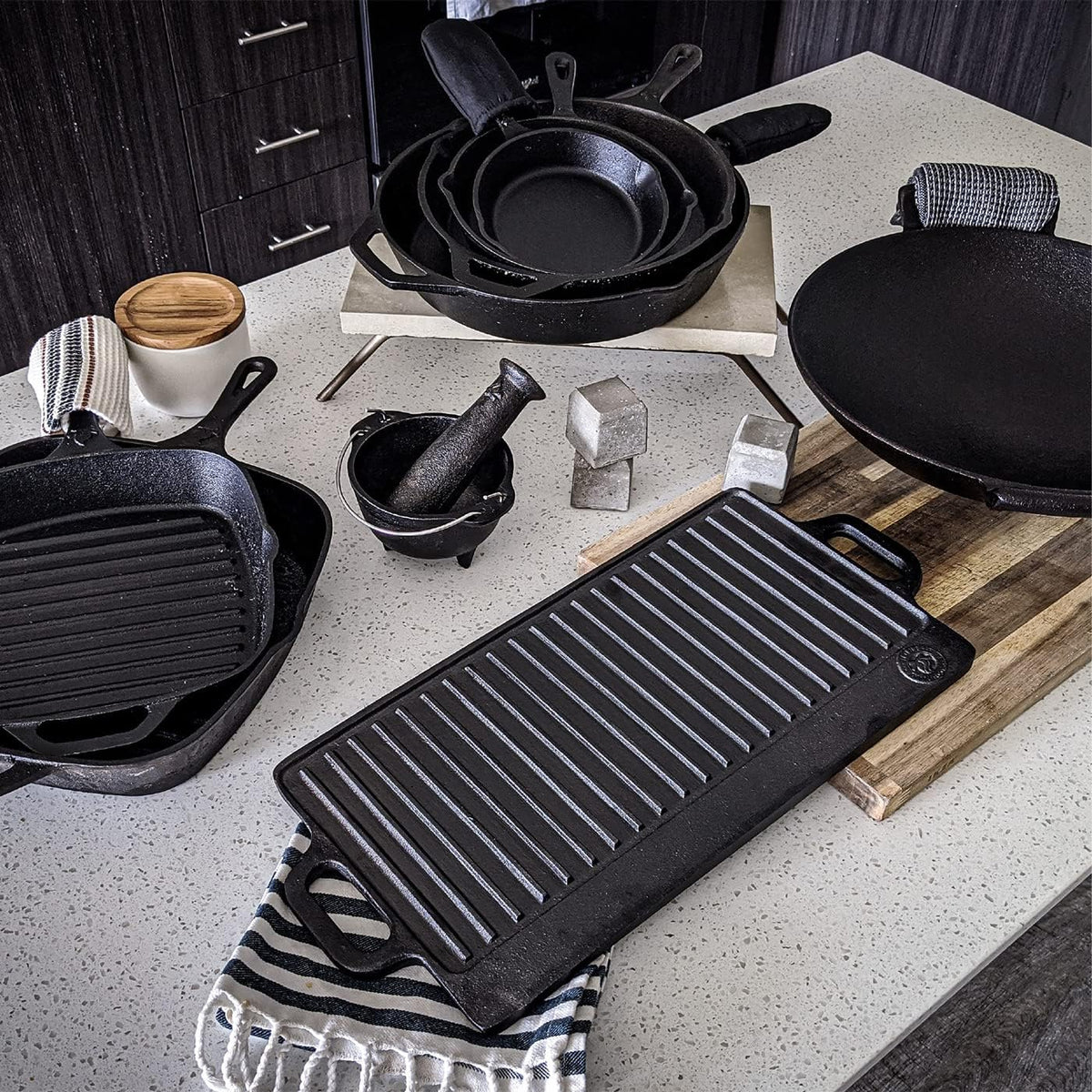 13.5 Inch Cast Iron Pizza Pan with Loop Handles Y140